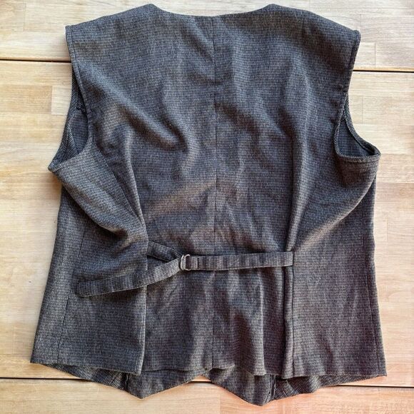 Women's Gray Sleeveless Button-Up Top - Picture 2 of 10